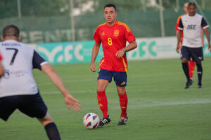 Xavi Hernández durante el partido solidario a beneficio de la asociación DEBRA Piel de Mariposa, que han jugado en Marbella la Selección de Veteranos AFE y los Campeones del Mundo Sub-20 de Nigeria 1999 este martes. EFE/AFE