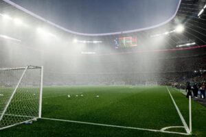 La lluvia cae sobre el Allianz Arena de Múnich, Alemania. EFE/EPA/RONALD WITTEK