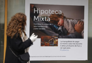 Imagen de archivo de un anuncio de hipotecas de una entidad bancaria.  EFE/Luis Tejido