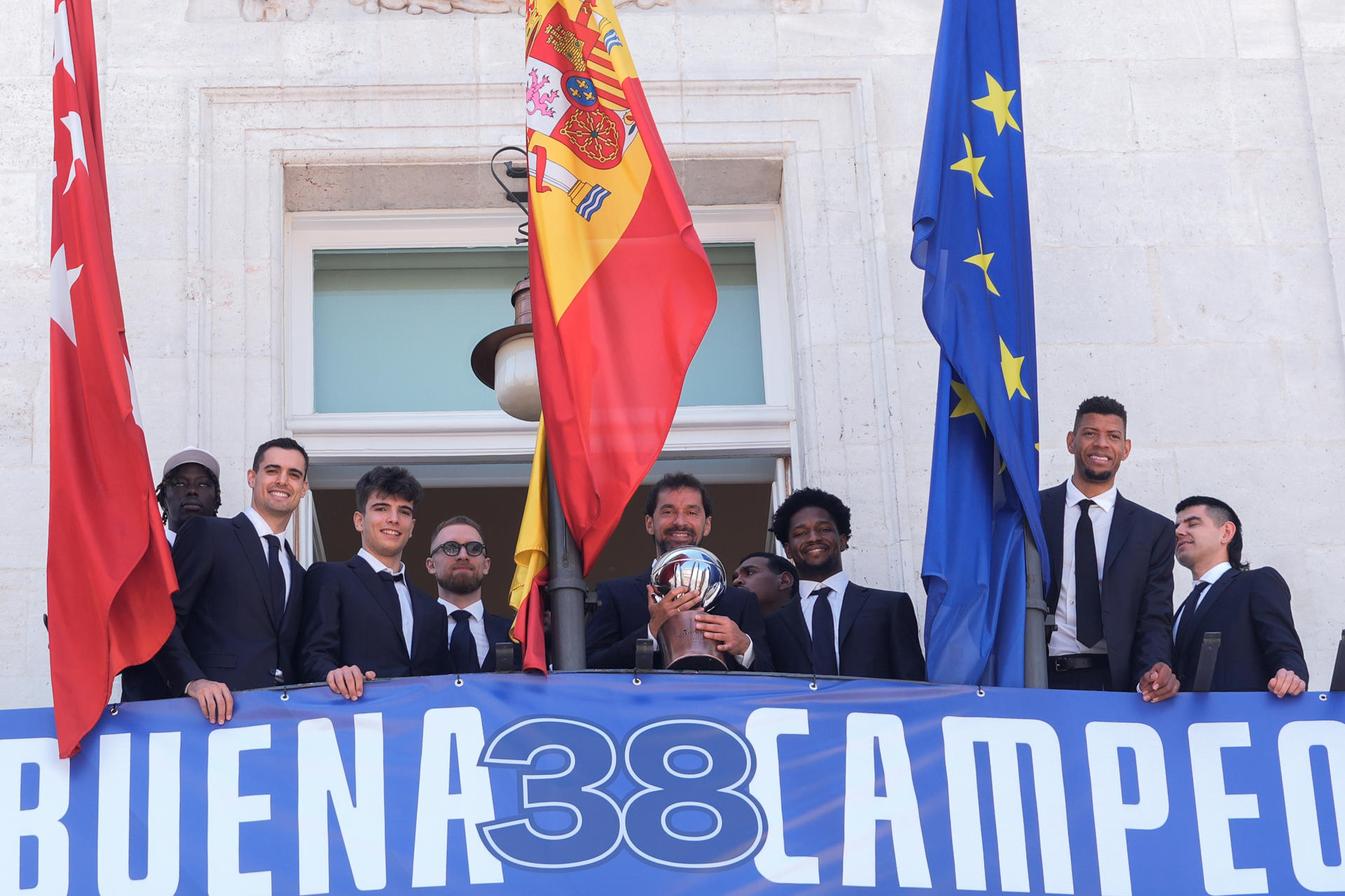 Recepción este viernes en la Real Casa de Correos a los jugadores, cuerpo técnico y directivos del Real Madrid de Baloncesto tras proclamarse campeón de la Liga Endesa 2024/25. En el centro, el capitán del equipo, Sergio Llull. EFE/ Comunidad de Madrid / ***SOLO USO EDITORIAL/SOLO DISPONIBLE PARA ILUSTRAR LA NOTICIA QUE ACOMPAÑA (CRÉDITO OBLIGATORIO)***
