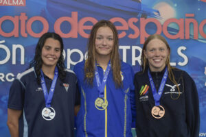 - Carmen Weiler (c), Mireia Pradell (i) y Estella Llum Tonrath en el podio de los 50 metros espalda femenino, durante el campeonato de España de Natación que se celebra este domingo en las piscinas de Son Hugo, en Palma de Mallorca. EFE/Miquel Borrás