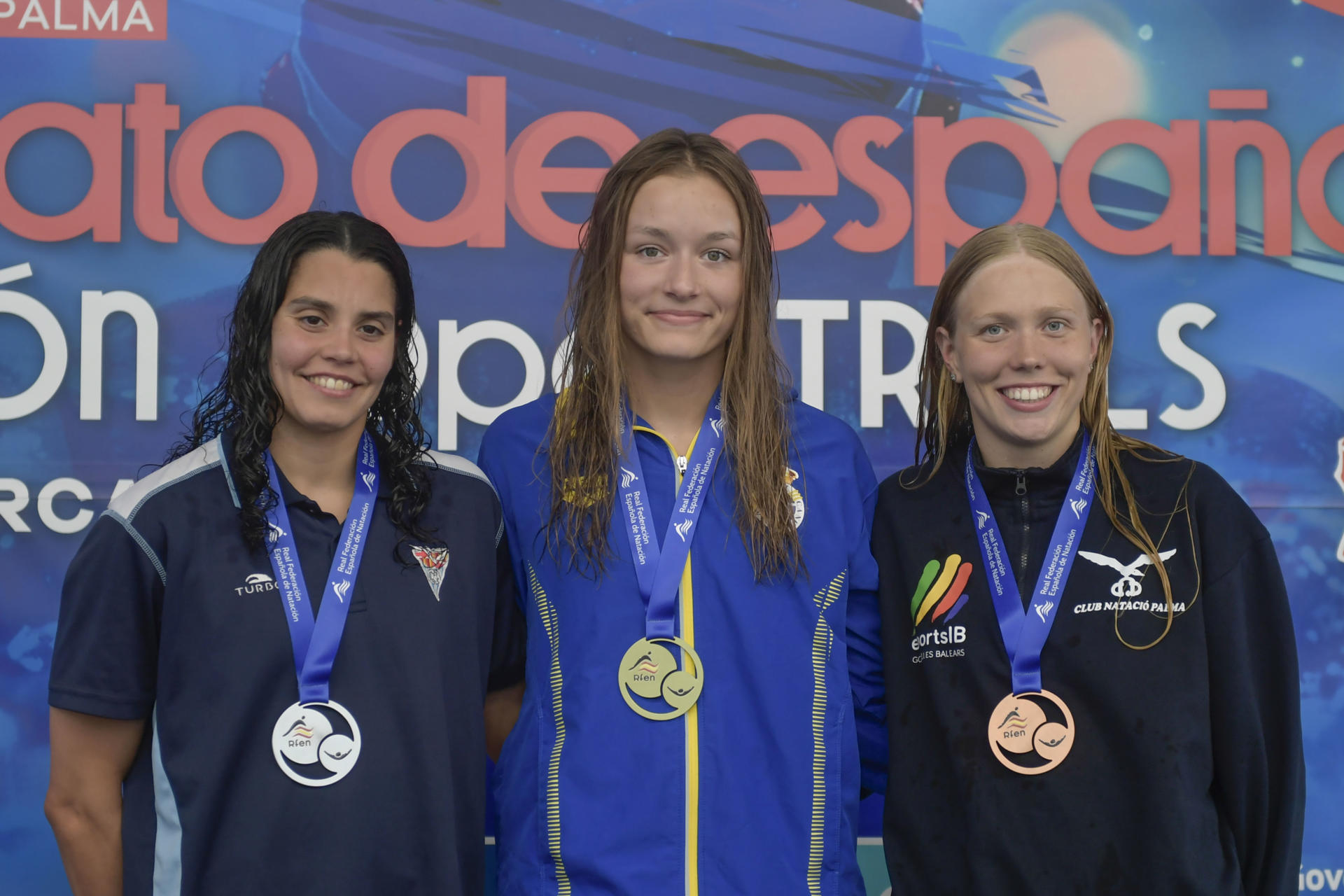 - Carmen Weiler (c), Mireia Pradell (i) y Estella Llum Tonrath en el podio de los 50 metros espalda femenino, durante el campeonato de España de Natación que se celebra este domingo en las piscinas de Son Hugo, en Palma de Mallorca. EFE/Miquel Borrás