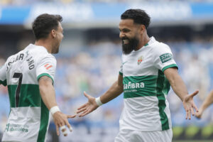 Los jugadores del Elche Mourad Daoudi (d) y Óscar Plano celebran el primer gol de su equipo durante el encuentro correspondiente a la última jornada de la Liga Hypermotion que disputaron Deportivo y Elche en el estadio Riazor de La Coruña. EFE/Cabalar.