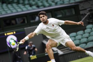 El español Carlos Alcaraz practica en la Cancha Central de Wimbledon con el serbio Novak Djokovic antes de Wimbledon en Londres, Reino Unido. EFE/EPA/TOLGA AKMEN