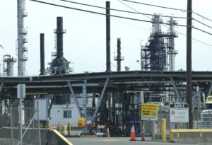 Fotografía de archivo de una refinería de petróleo en Tacoma, Washington (EE.UU.). EFE/EPA/JOHN G. MABANGLO