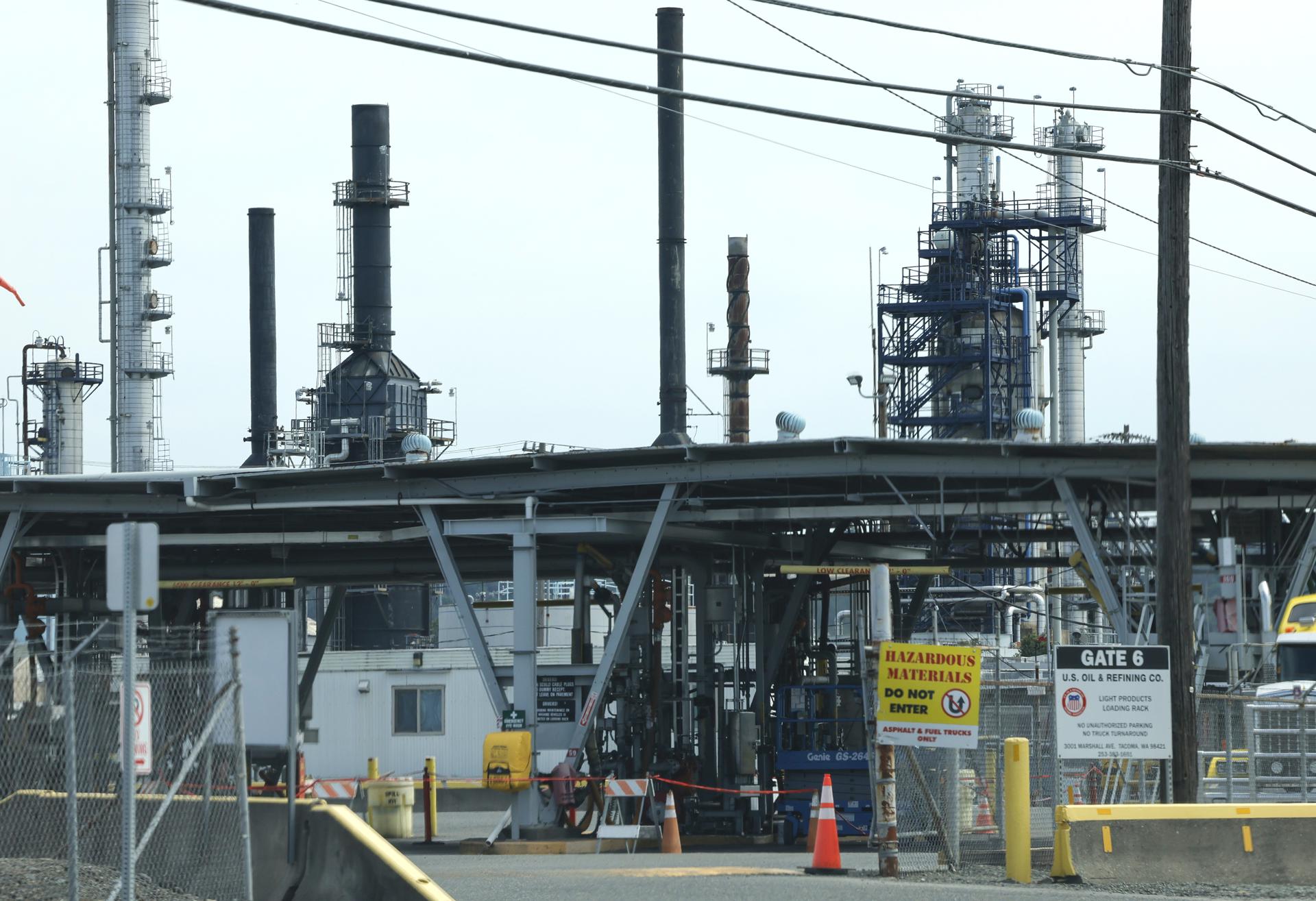 Fotografía de archivo de una refinería de petróleo en Tacoma, Washington (EE.UU.). EFE/EPA/JOHN G. MABANGLO