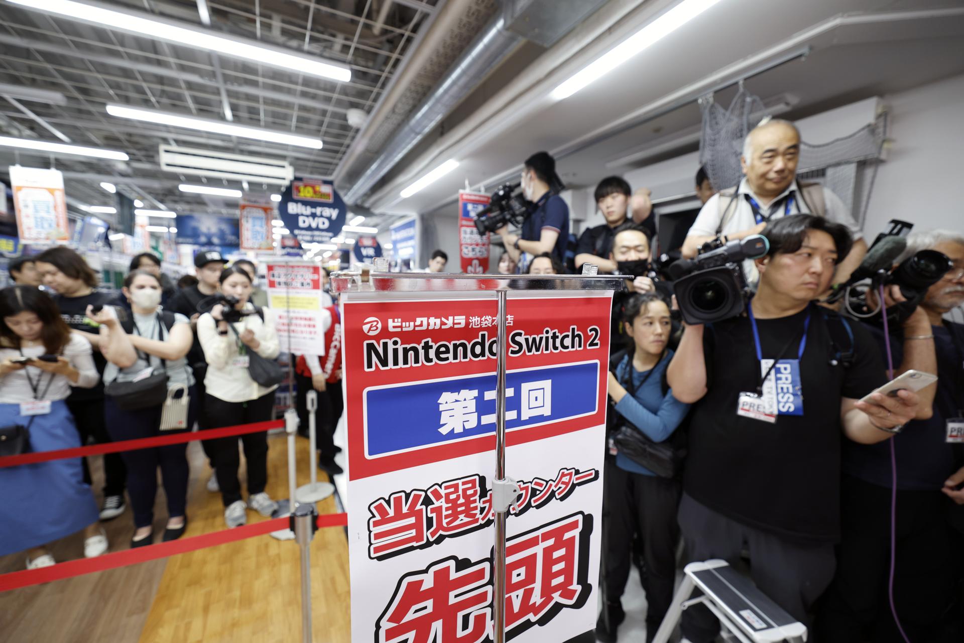 Imagen de este jueves de un centro comercial de Tokio ante la llegada de los primeros compradores de la nueva Nintendo Switch 2.EFE/EPA/FRANCK ROBICHON