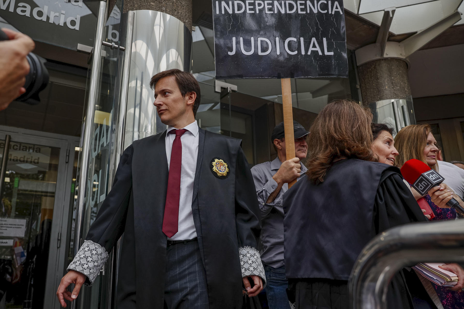 Protesta de jueces y fiscales este miércoles. EFE/ Daniel González