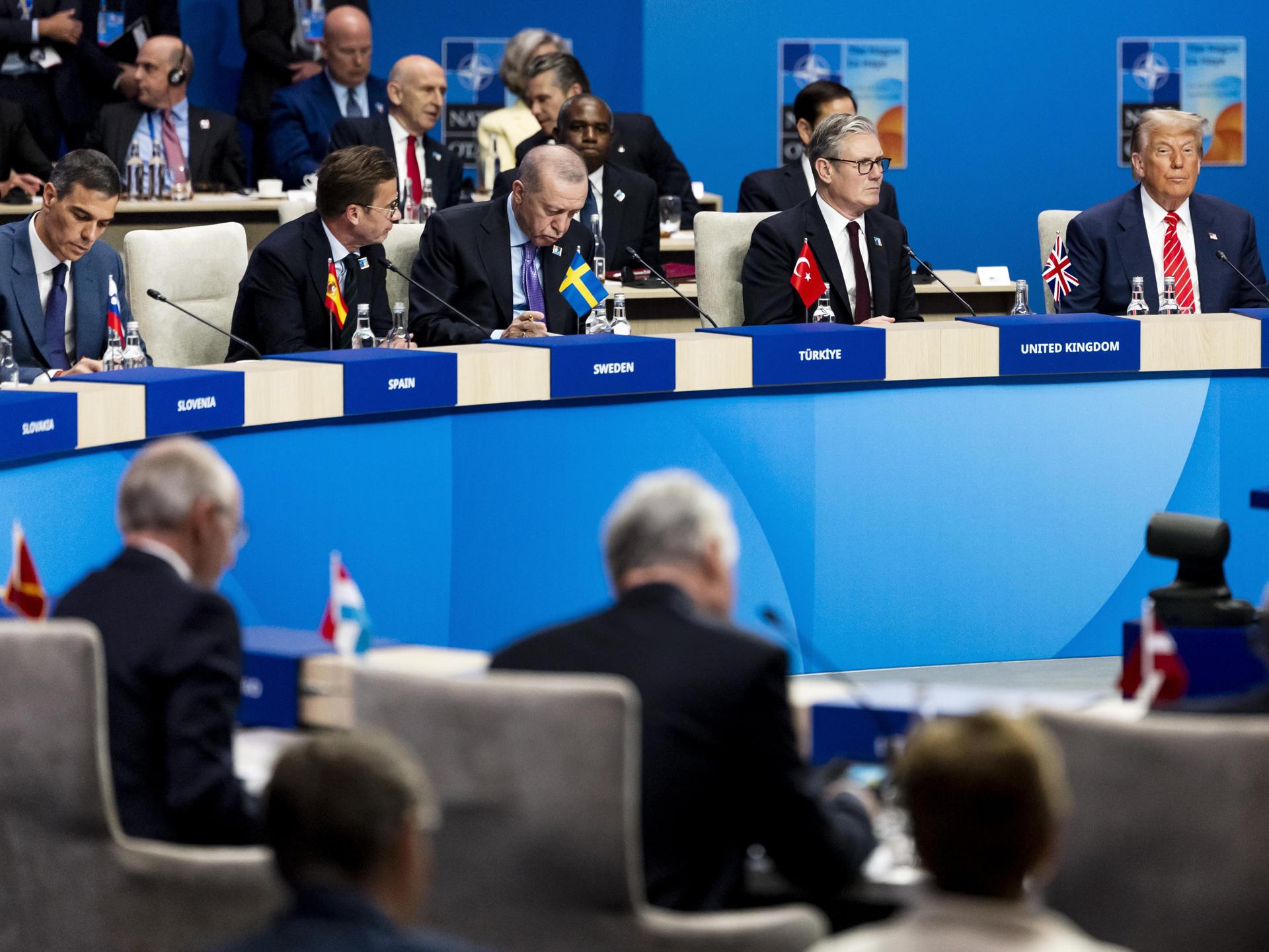 The Hague (Netherlands), 25/06/2025.- (L-R) Spanish Prime Minister Pedro Sanchez, Swedish Prime Minister Ulf Kristersson, Turkish President Recep Tayyip Erdogan, British Prime Minister Keir Starmer, and US President Donald J. Trump sit at the round table at the beginning of the NATO Summit at the World Forum in The Hague, The Netherlands, 25 June 2025. The Netherlands, for the first time in NATO's history of existence, is hosting a NATO summit. (Países Bajos; Holanda, La Haya) EFE/EPA/REMKO DE WAAL