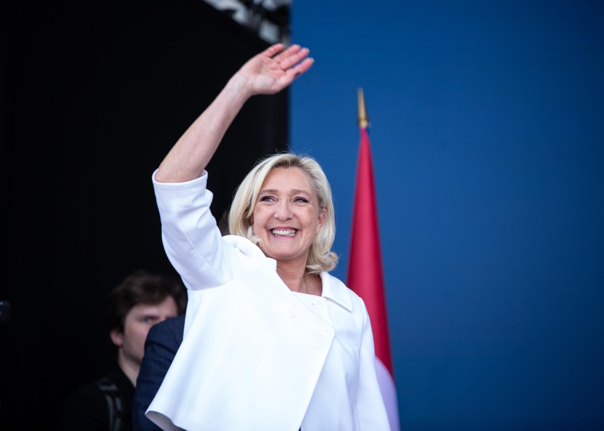 Mormant-sur-Vernisson (France), 09/06/2025.- Marine Le Pen (R), President of the National Rally group in the National Assembly, attends the Victory Day rally organized by the European nationalist and far-right political party Patriotes.eu in Mormant-sur-Vernisson, France, 09 June 2025. (Francia) EFE/EPA/SADAK SOUICI
