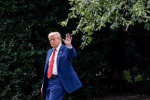 El presidente de Estados Unidos, Donald Trump, consideró que los créditos fiscales verdes son una "estafa" y aseguró que el dinero público debería emplearse en otros sectores, en alusión al autodenominado "gran y hermoso proyecto de ley" que su Gobierno planea introducir a modo de alivio fiscal. EFE/EPA/STEFANI REYNOLDS / POOL