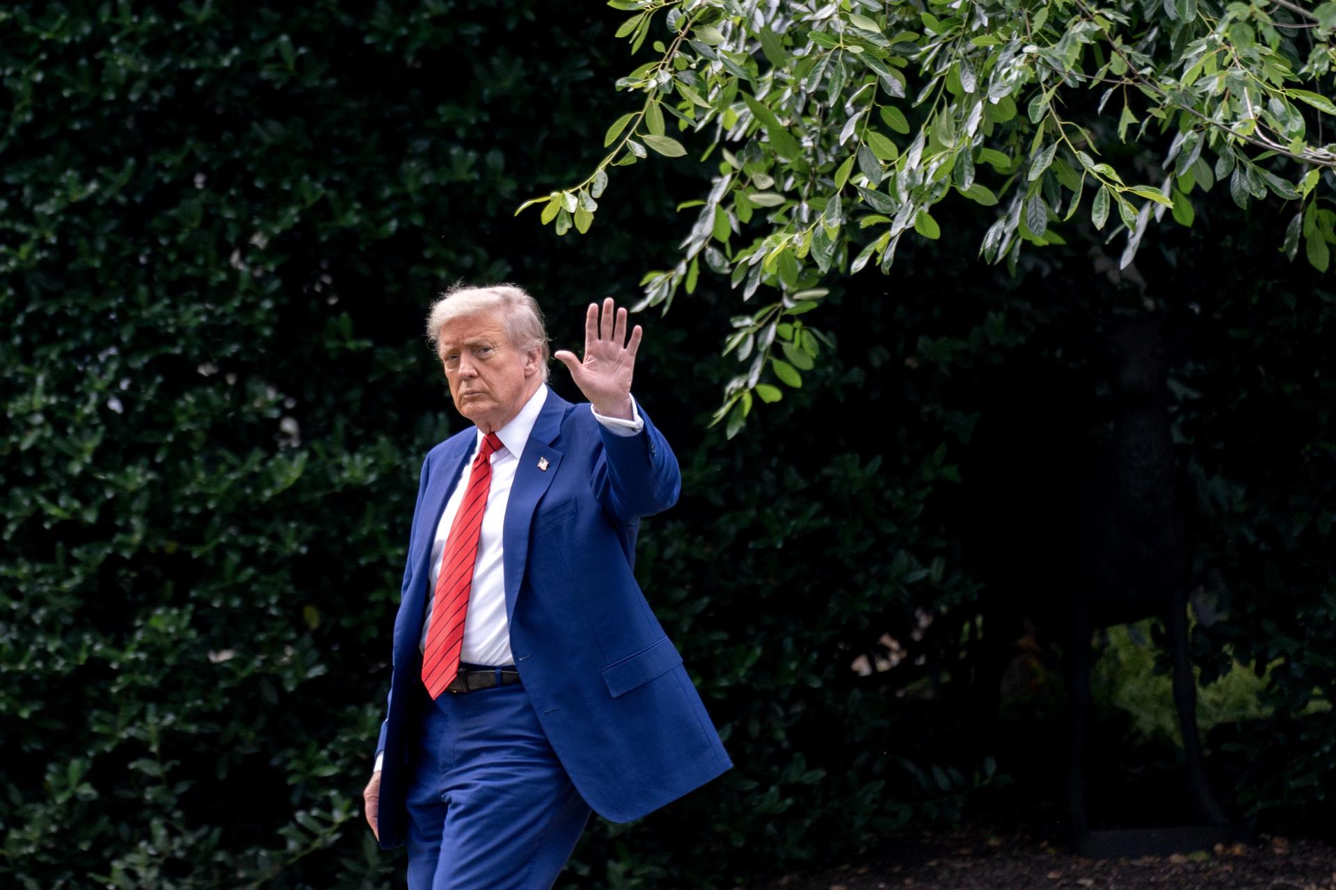 El presidente de Estados Unidos, Donald Trump, consideró que los créditos fiscales verdes son una "estafa" y aseguró que el dinero público debería emplearse en otros sectores, en alusión al autodenominado "gran y hermoso proyecto de ley" que su Gobierno planea introducir a modo de alivio fiscal. EFE/EPA/STEFANI REYNOLDS / POOL