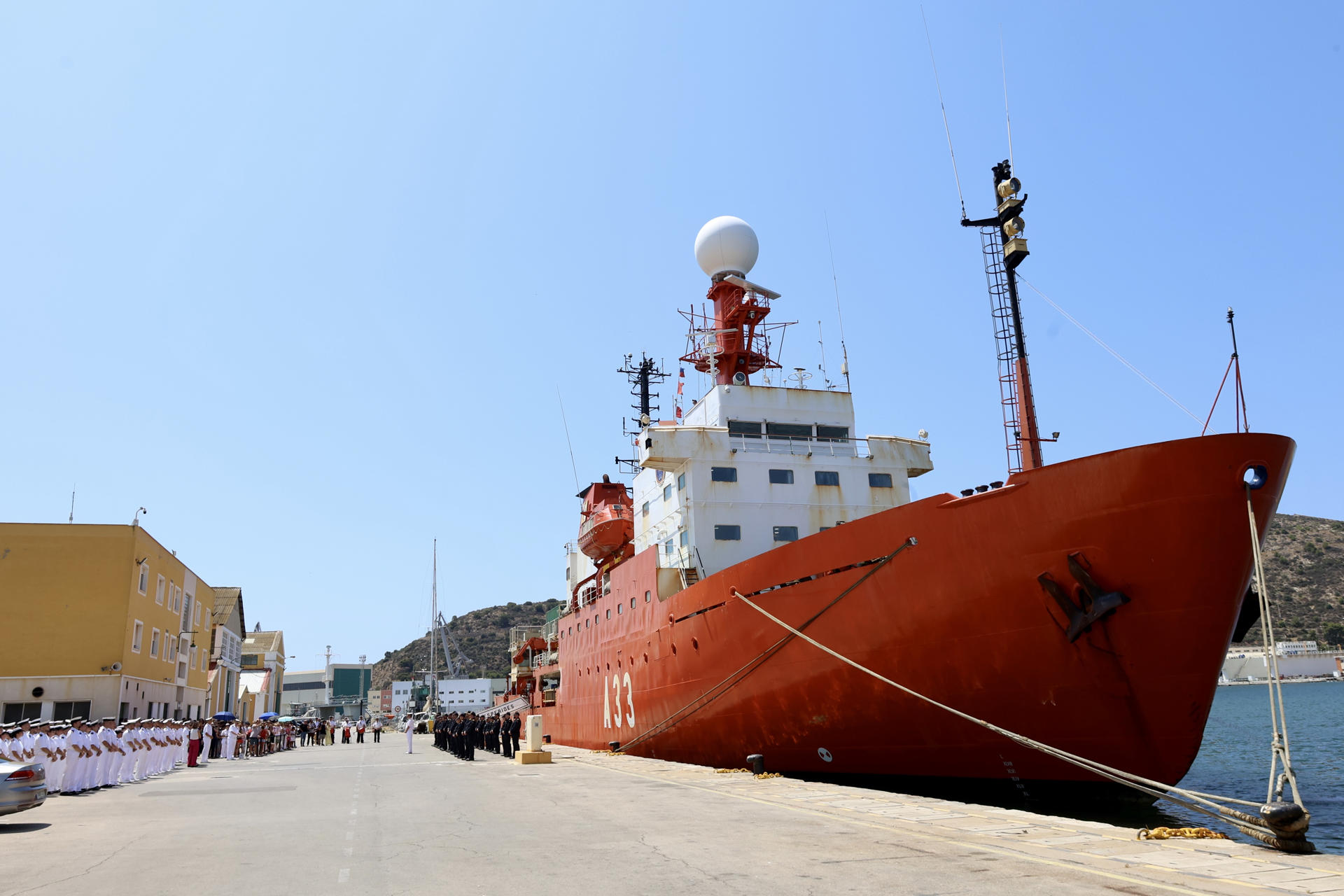 Llegada este sábado al Puerto de Cartagena (Murcia) del buque oceanográfico "Hesperides", que ha regresado tras completar su última campaña científica. EFE/Juan Carlos Caval