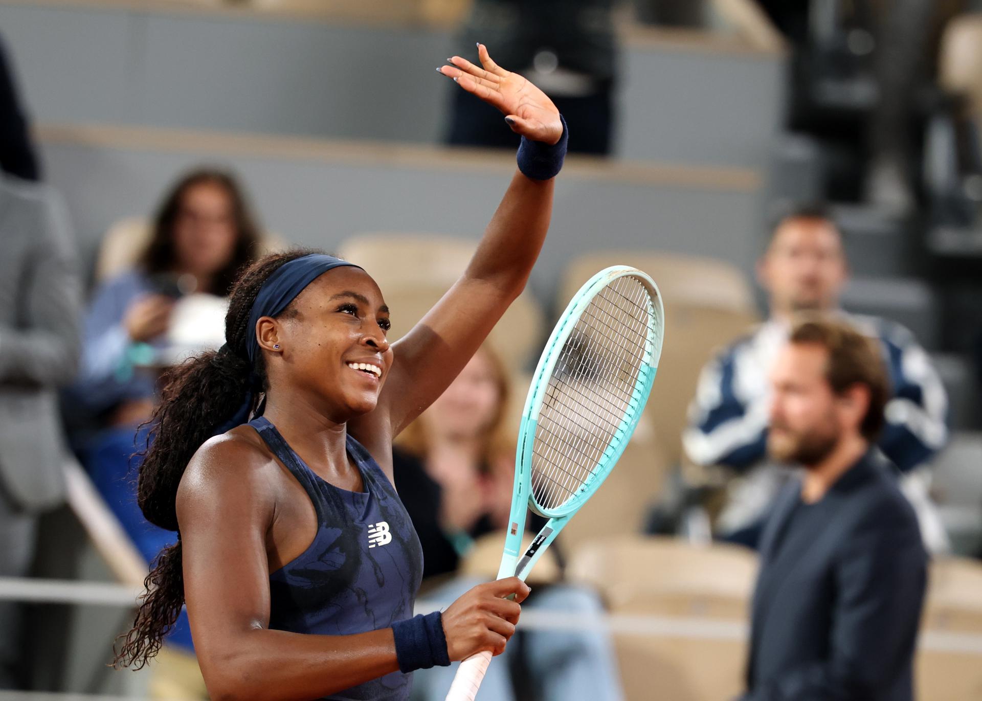 La estadounidense Coco Gauff celebra su victoria nte la francesa Lois Boisson en semifinales de Roland Garros en París, Francia. EFE/EPA/MOHAMMED BADRA