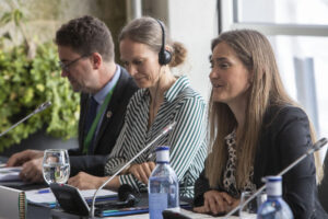 La ministra para la Transición Ecológica y el Reto Demográfico, Sara Aagesen (d), la presidenta del OSPAR Ane-Marie Lovendahi (C) y el representante del ministerio, Jose Francisco Ureta (i) asisten a la reunión ministerial del Convenio OSPAR, sobre la protección del medio ambiente marino en el Atlántico Nordeste, celebrada este jueves en Vigo. EFE / Salvador Sas