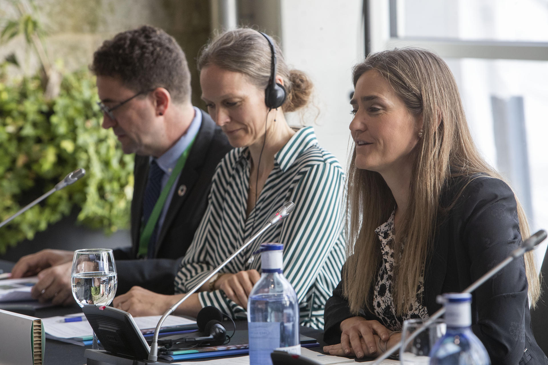 La ministra para la Transición Ecológica y el Reto Demográfico, Sara Aagesen (d), la presidenta del OSPAR Ane-Marie Lovendahi (C) y el representante del ministerio, Jose Francisco Ureta (i) asisten a la reunión ministerial del Convenio OSPAR, sobre la protección del medio ambiente marino en el Atlántico Nordeste, celebrada este jueves en Vigo. EFE / Salvador Sas