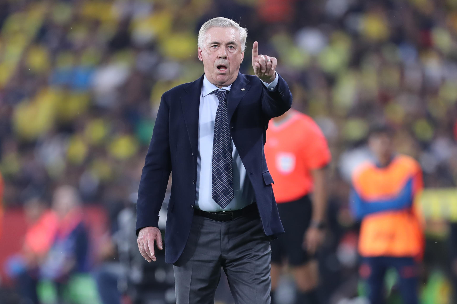 Carlo Ancelotti da instrucciones en su debut en el banquillo ante Brasil en el estadio Monumental de Guayaquil. EFE/ José Jácome