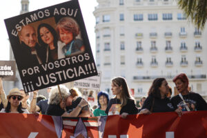 Imagen de archivo de la séptima manifestación en Valencia cuando se cumplen siete meses de la tragedia para pedir "un trato digno para las personas afectadas, verdad y justicia". EFE/Biel Aliño