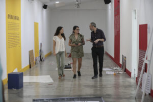 Fotografía del 4 de junio de 2025 del director del Centro Cultural de España en Tegucigalpa (CCET), José Carlos Balaguer (d), junto a la becaria en gestión cultural Elisa San Ceferino (i) y la gestora Cultural en Artes Visuales / Música / Artes Escénicas (ADKI), Adriana Malespín, participando en el montaje de una exposición en Tegucigalpa (Honduras). EFE/ Gustavo Amador