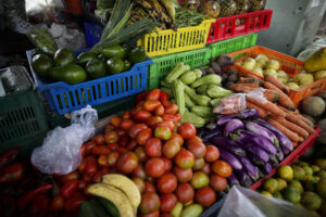 Fotografía de archivo de un puesto de venta de frutas y vegetales, en un mercado. EFE/ Bienvenido Velasco