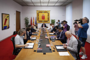 La Mesa y la Junta de Portavoces del Parlamento de Navarra durante la habitual sesión de los lunes en la que ha acordado aplazar al mes de septiembre la decisión sobre la creación de una comisión de investigación sobre la adjudicación de las obras de duplicación del túnel de Belate. UPN por una parte y PP junto con Vox por otra habían presentado dos solicitudes en ese sentido, pero se ha decidido que la decisión de la Cámara se adopte en el pleno del próximo 11 de septiembre. Contigo-Zurekin ha anunciado asimismo que presentará otra petición de comisión de investigación. En la reunión también se ha aprobado la propuesta realizada por la presidenta del Gobierno de Navarra, María Chivite, de que la Cámara de Comptos audite la adjudicación de dos promociones de VPO, la construcción del Navarra Arena y la rehabilitación del Archivo General. Por otro lado, se ha rechazado una propuesta de declaración de UPN en apoyo a la UCO. La iniciativa ha contado con la abstención de PSN y Contigo-Zurekin, el rechazo de EH Bildu y Geroa Bai y el apoyo de UPN, PP y Vox. EFE/ Villar López