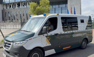 El furgón policial de los juzgados de Gijón sale con el presunto autor del asesinato machista de Susana S.G., de 49 años, cuyo cadáver fue hallado en avanzado estado de descomposición en un cubo de basura en un piso de Gijón, pasó a disposición judicial este jueves en Gijón. EFE/ J.L.Cereijido.