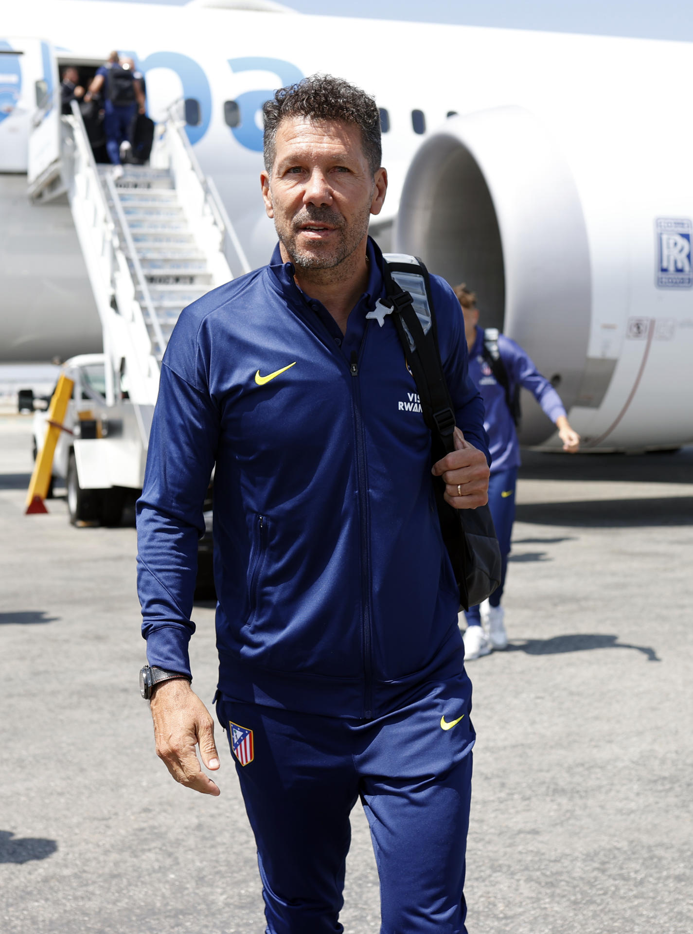 El técnico del Atlético de Madrid, Diego Simeone, a su llegada a Los Ángeles (Estados Unidos), donde tendrá su base durante la fase de grupos del Mundial de Clubes de la FIFA y debutará ante el Paris Saint-Germain, flamante campeón de Europa. EFE/Atlético de Madrid // SOLO USO EDITORIAL/SOLO DISPONIBLE PARA ILUSTRAR LA NOTICIA QUE ACOMPAÑA (CRÉDITO OBLIGATORIO)