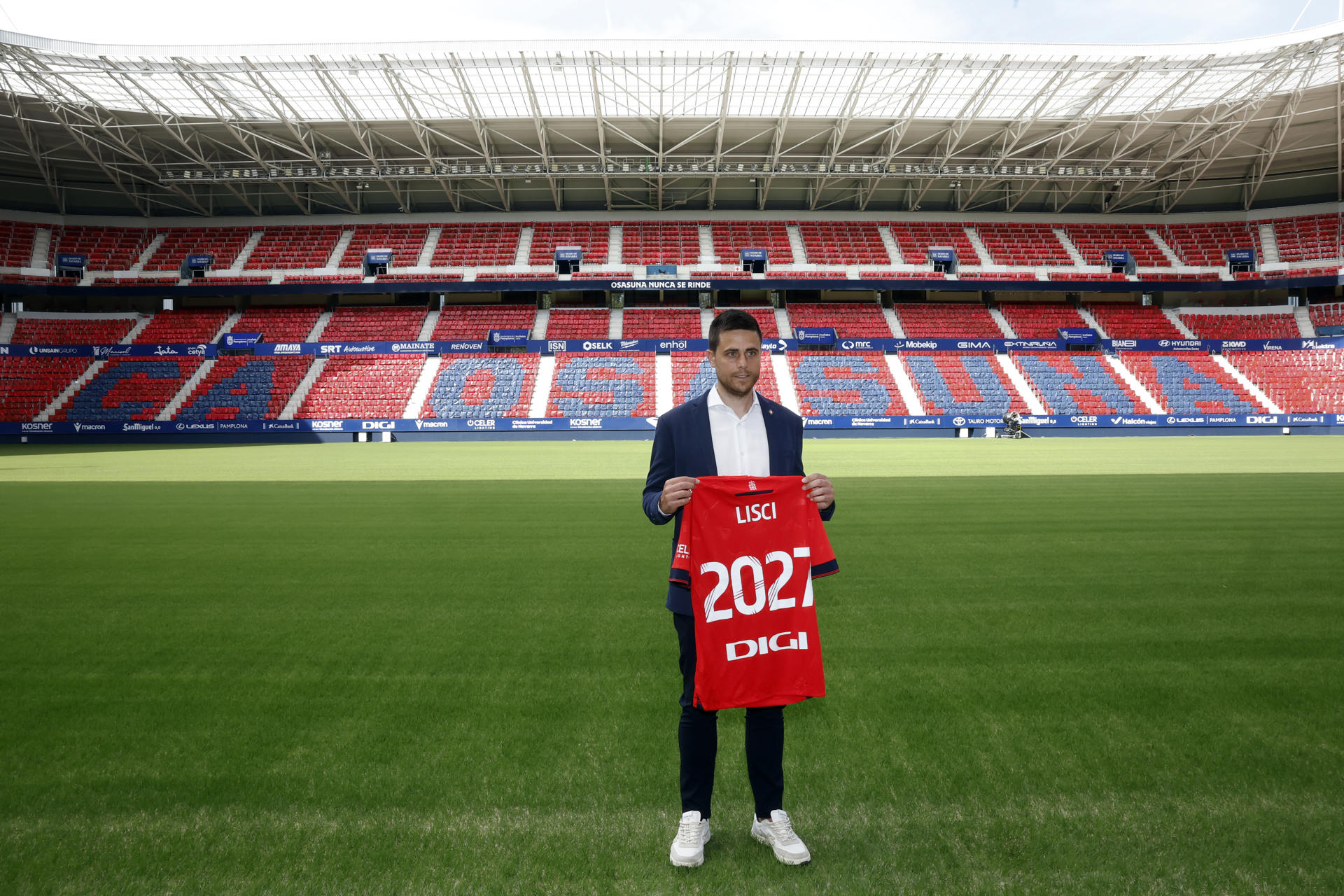 - Presentación del nuevo entrenador de Osasuna, Alessio Lisci, acompañado del presidente del club Luis Sabalza y el director deportivo Braulio. EFE/ Jesús Diges