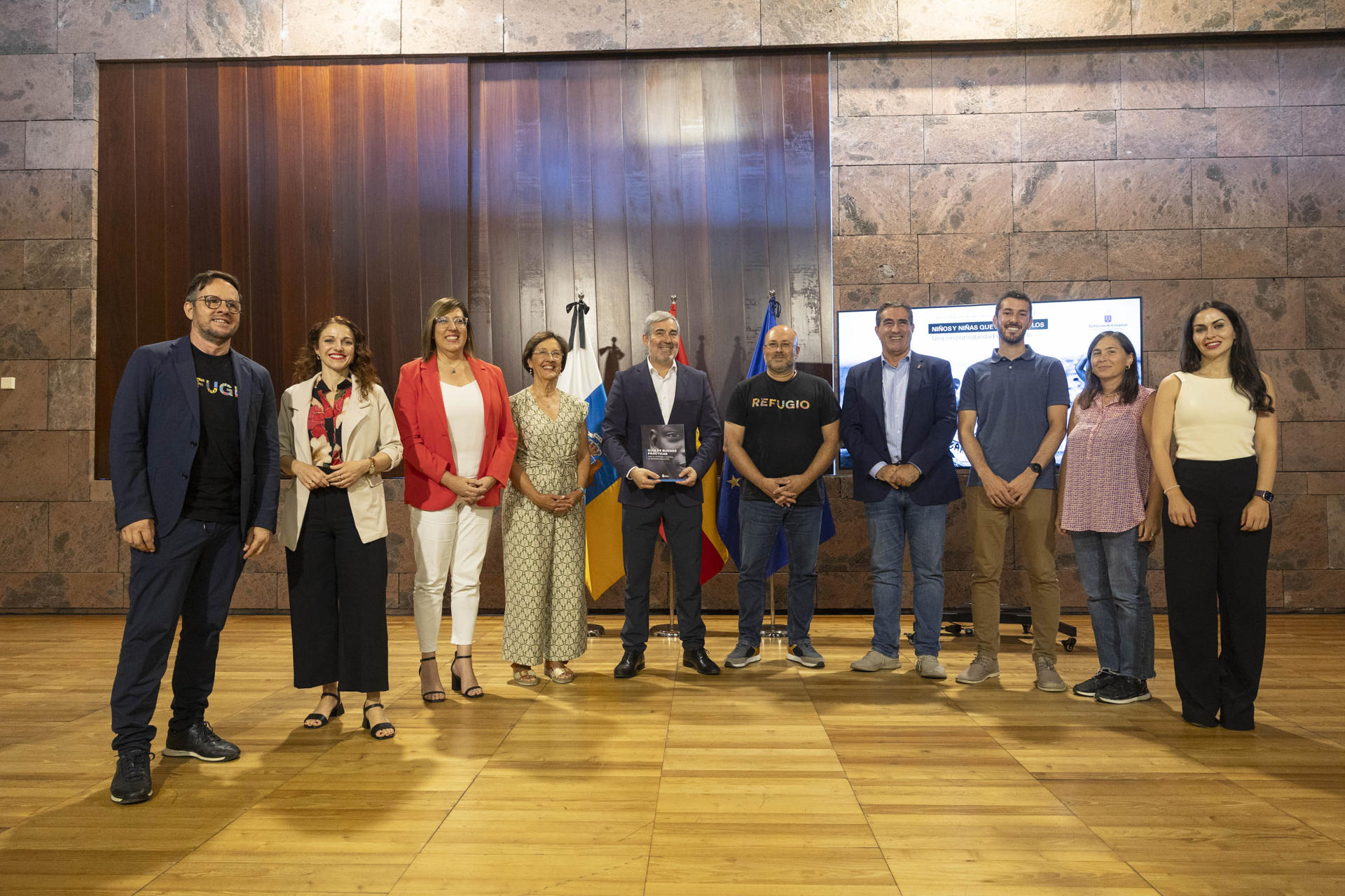 El presidente de Canarias, Fernando Clavijo (, acompañado por el viceconsejero de Bienestar Social del Gobierno de Canarias, Francisco Candil , y del coordinador de la Comisión Española de Ayuda al Refugiado en las islas, Juan Carlos Lorenzo , ha presentado una guía de buenas prácticas para la atención y acogida de los menores migrantes. EFE/Miguel Barreto
