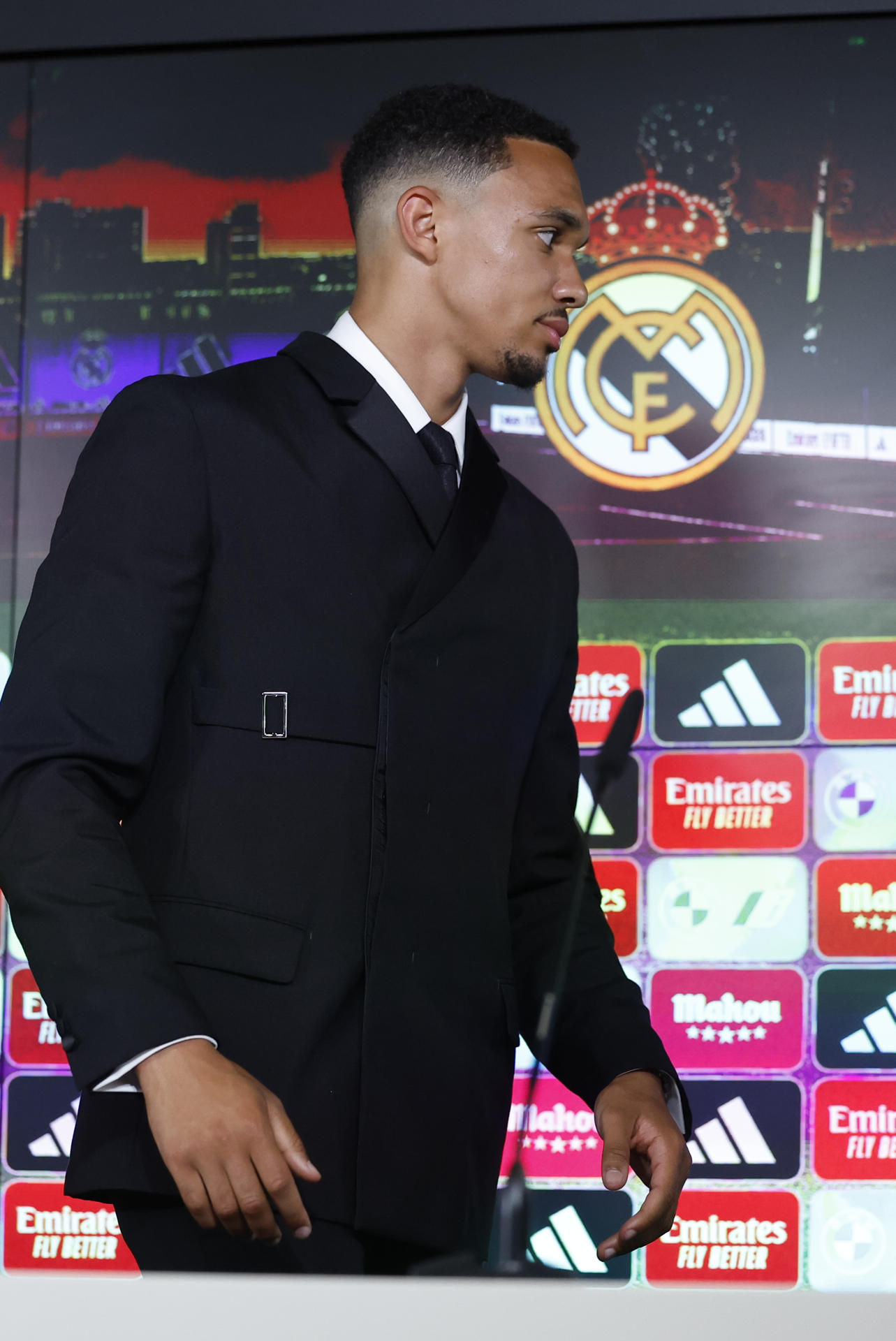 El futbolista inglés del Real Madrid Trent Alexander-Arnold participa en una rueda de prensa. EFE/Chema Moya