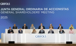 SANT CUGAT DEL VALLÈS (BARCELONA) (ESPAÑA), 05/06/2025.- Nacho Abia (i); Víctor Grifols Deu (2i); Núria Martin (3i), Thomas Glanzmann (c); Tomás Degá (3d); Raimon Grifols (2d) y Anne-Catherine Berner (d) en la la junta general de accionistas de este jueves. EFE/Andreu Dalmau