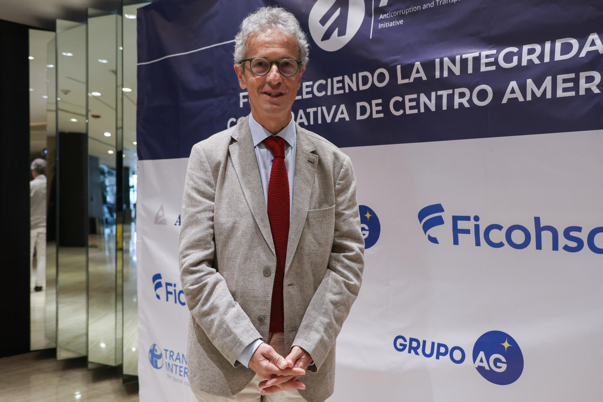 El presidente de la organización Transparencia Internacional, François Valerian, posa durante una entrevista con EFE en Ciudad de Guatemala (Guatemala). EFE/ Mariano Macz