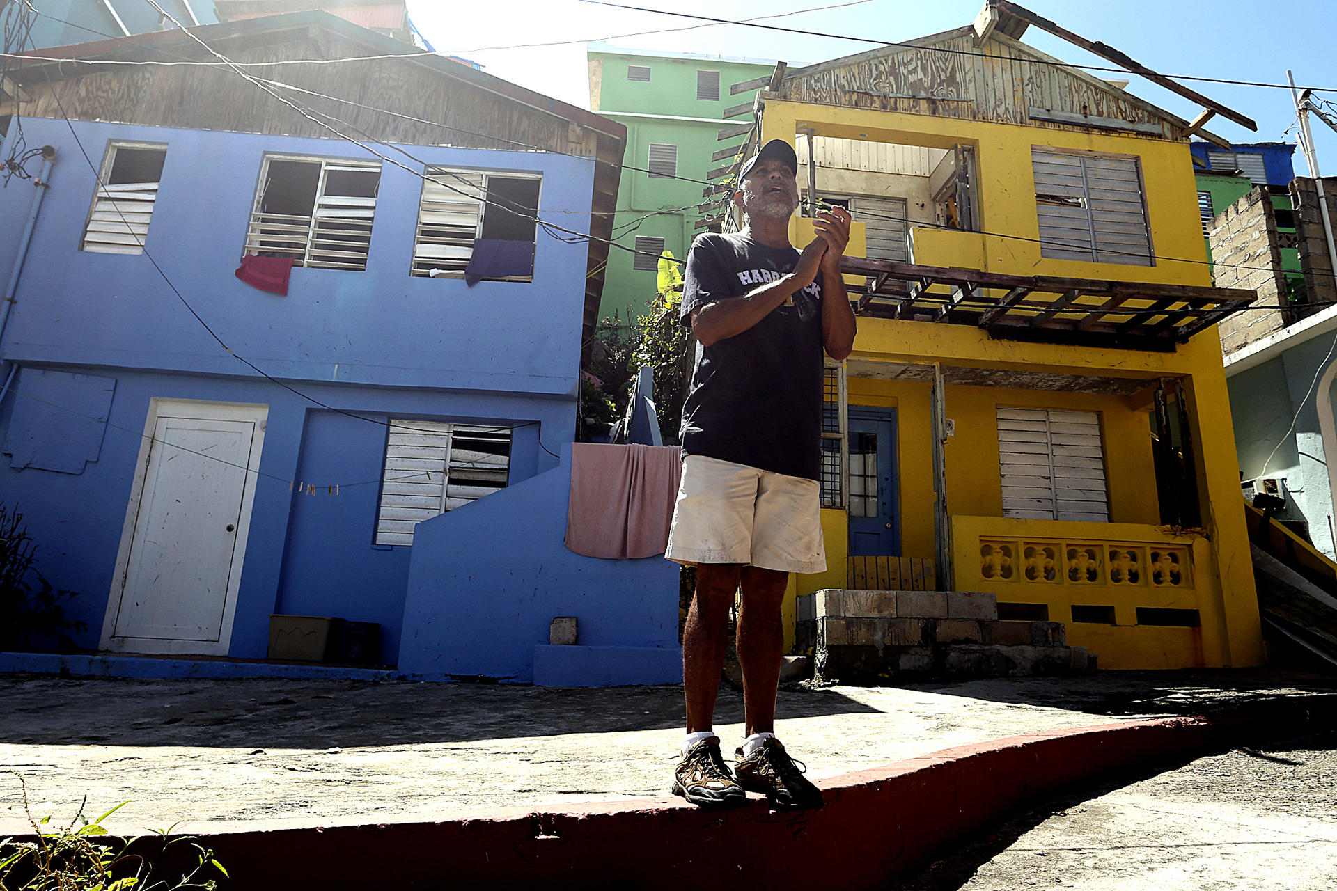 Fotografía de archivo del 29 de septiembre de 2017 del músico Joe Medina improvisando en la barriada de La Perla en San Juan (Puerto Rico). EFE/ Thais Llorca