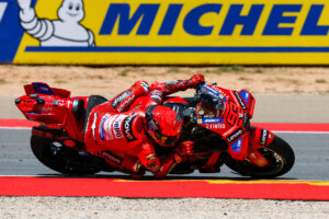 El piloto Marc Márquez, de Ducati Lenovo Team, compite en la carrera de MotoGP del Gran Premio de Aragón en el circuito Motorland de Alcañiz (Teruel). EFE/Javier Cebollada