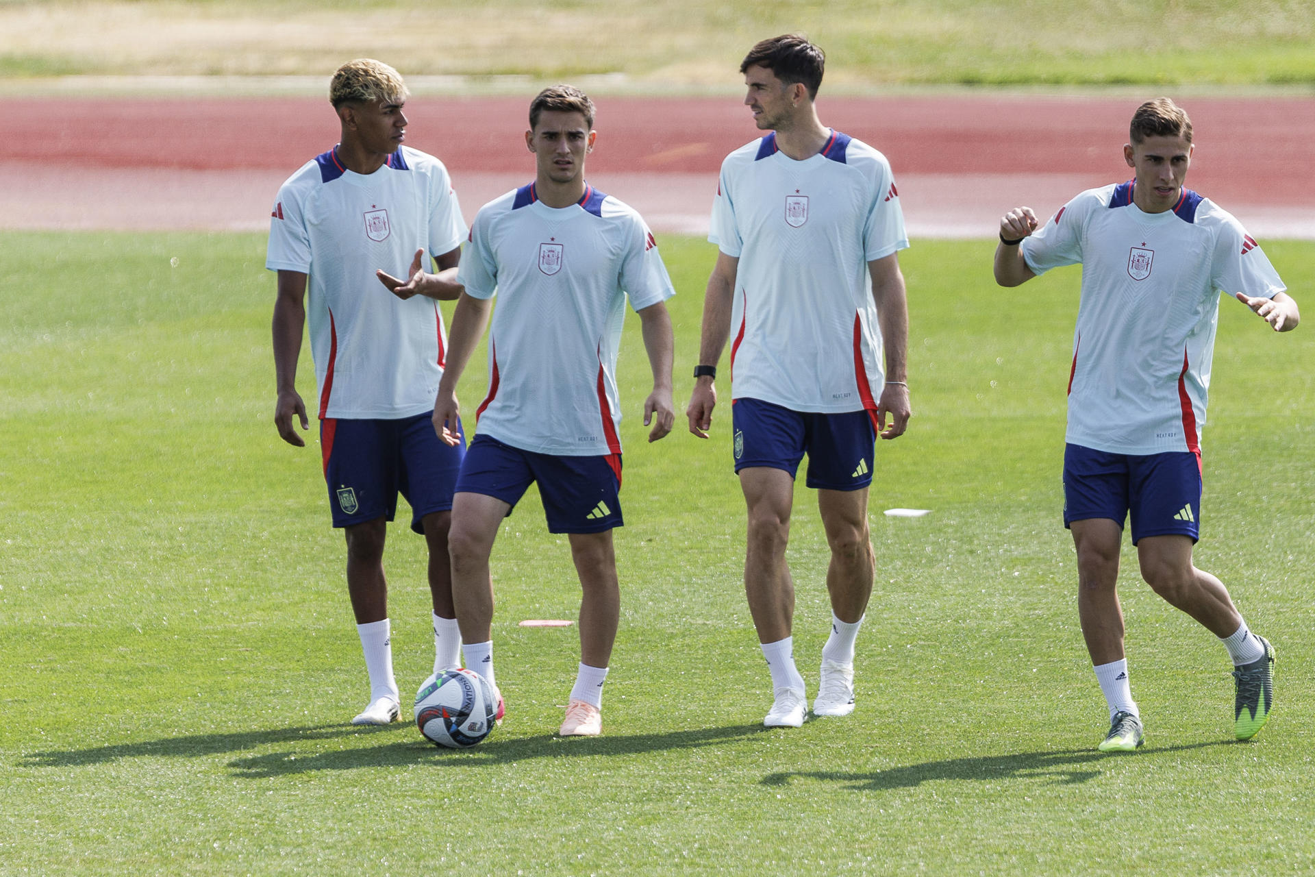 Los jugadores de la selección nacional de fútbol, Lamine Yamal (i-d), Gavi, Fabian Ruiz y Fermín durante el entrenamiento del combinado nacional, este miércoles en la Ciudad del Fútbol de Las Rozas, para preparar la semifinal de la UEFA Nations League ante Francia en el Stuttgart Arena. EFE/Sergio Pérez