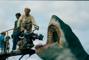 Fotografía cedida por la Academia de Cine donde aparece el director Steven Spielberg (c-abajo), mientras captura un plano del tiburón mecánico 'Bruce', durante el rodaje de la película 'Tiburón', en la isla Martha's Vineyard, en Massachusetts (EE.UU). EFE/ Academia de Cine