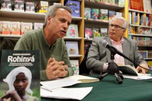 El exjuez de la Audiencia Nacional Baltasar Garzón (derecha) y el periodista de la Agencia EFE Alberto Masegosa (izquierda) durante la presentación de uno de sus libros. EFE/Paolo Aguilar