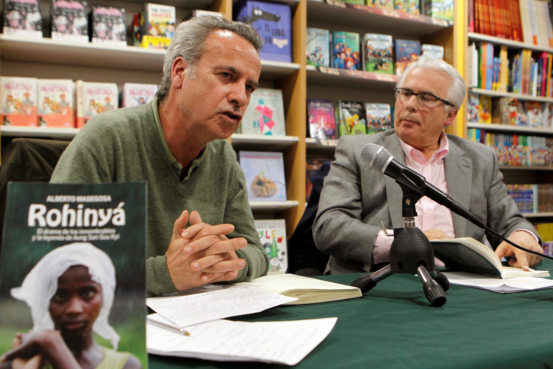 El exjuez de la Audiencia Nacional Baltasar Garzón (derecha) y el periodista de la Agencia EFE Alberto Masegosa (izquierda) durante la presentación de uno de sus libros. EFE/Paolo Aguilar