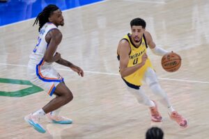 Tyrese Haliburton (d) de los Indiana Pacers dribla con la marca de Cason Wallace de los Oklahoma City Thunder. EFE/Manuela Soldi