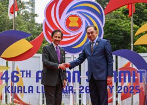 Fotografía de archivo, tomada el 25/05/2025, que muestra al sultán de Brunéi, Hassanal Bolkiah, (izquierda) saludando al primer ministro de Malasia, Anwar Ibrahim (derecha) en Kuala Lumpur. EFE/EPA/MOHD RASFAN / POOL