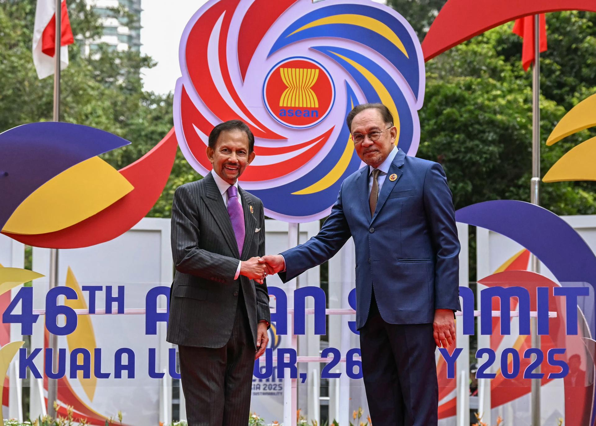 Fotografía de archivo, tomada el 25/05/2025, que muestra al sultán de Brunéi, Hassanal Bolkiah, (izquierda) saludando al primer ministro de Malasia, Anwar Ibrahim (derecha) en Kuala Lumpur. EFE/EPA/MOHD RASFAN / POOL