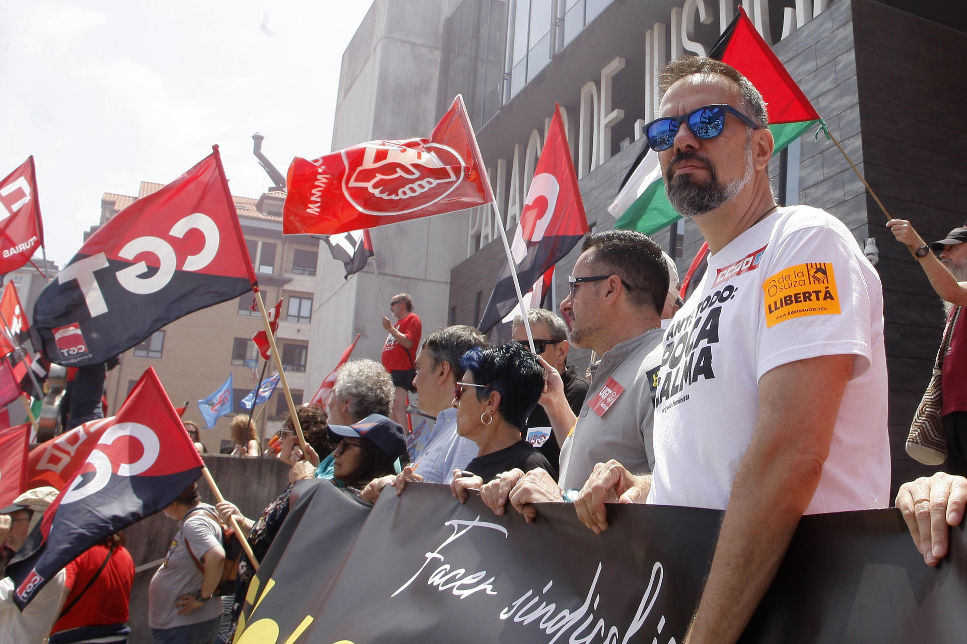 Una multitudinaria manifestación ha recorrido este domingo las calles de Gijón en apoyo a las seis personas conocidas como 'las seis de La Suiza', que fueron condenadas a tres años y medio de prisión por coacciones al propietario de una pastelería de la ciudad, para reclamar que no se les aplique la pena privativa de libertad. EFE/Juan González.