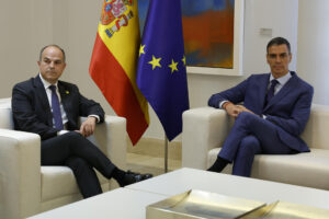 El presidente del Gobierno, Pedro Sánchez, y el secretario general de JxCat, Jordi Turull (i), durante un encuentro celebrado este martes en el Palacio de la Moncloa. EFE/ J.J. Guillén