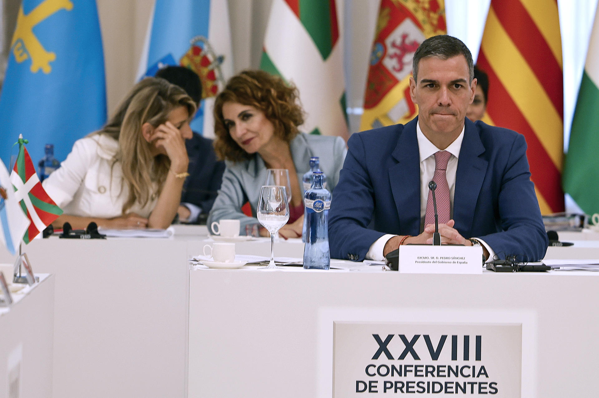 El presidente del Gobierno, Pedro Sánchez (d), acompañado por las vicepresidentas primera y ministra de Hacienda, María Jesús Montero (c, detrás), y segunda y ministra de Trabajo, Yolanda Díaz (i, detrás), momentos antes del inicio de la XXVIII Conferencia de Presidentes que se celebra este viernes en el Palau de Pedralbes, en Barcelona. EFE/Alberto Estévez
