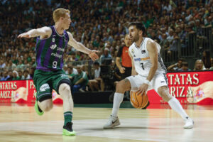 El base argentino del Real Madrid Facundo Campazzo (d) controla el balón ante Alberto Díaz, de Unicaja, durante el cuarto partido de semifinales de la Liga Endesa que Unicaja Málaga y Real Madrid disputaron en el pabellón José María Martín Carpena. EFE/Jorge Zapata