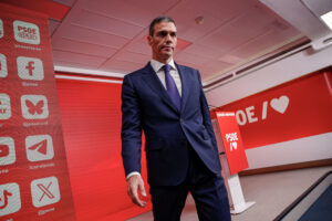 El presidente del Gobierno y líder del PSOE, Pedro Sánchez, ha admitido que los socialistas no debieron confiar en su hasta ahora secretario de Organización, Santos Cerdán, cuya dimisión le ha exigido al conocer el informe de la UCO que le implica en supuestos casos de corrupción y ha asegurado que "aunque la decepción es grande, la respuesta será siempre contundente", durante la rueda de prensa ofrecida este jueves en la sede del partido. EFE/Daniel Gonzalez