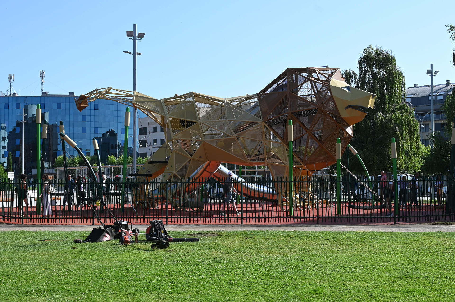 El alcalde de León, José Antonio Diez, inaugura el nuevo león gigante, en la explanada de los Pendones Leoneses. EFE/J.Casares