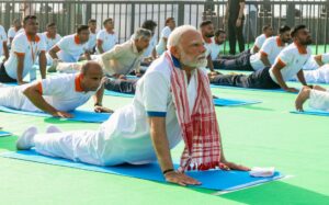 El primer ministro indio, Narendra Modi, practicando yoga para conmemorar las celebraciones del Día Internacional del Yoga en Visakhapatnam, en el estado indio de Andhra Pradesh, India, el 21 de junio de 2025. EFE/EPA/OFICINA DE INFORMACIÓN DE PRENSA DISTRIBUCIÓN SOLO PARA USO EDITORIAL / NO VENTADISTRIBUCIÓN SOLO PARA USO EDITORIAL/NO VENTAS