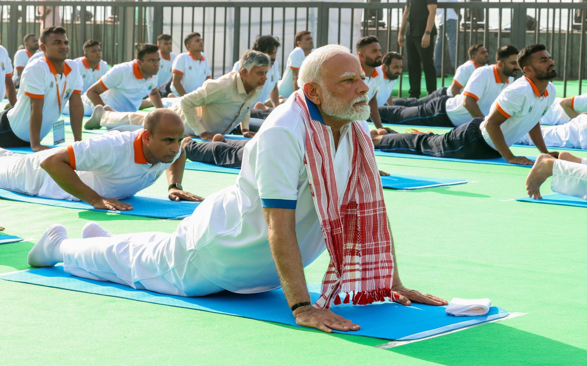 El primer ministro indio, Narendra Modi, practicando yoga para conmemorar las celebraciones del Día Internacional del Yoga en Visakhapatnam, en el estado indio de Andhra Pradesh, India, el 21 de junio de 2025. EFE/EPA/OFICINA DE INFORMACIÓN DE PRENSA DISTRIBUCIÓN SOLO PARA USO EDITORIAL / NO VENTADISTRIBUCIÓN SOLO PARA USO EDITORIAL/NO VENTAS