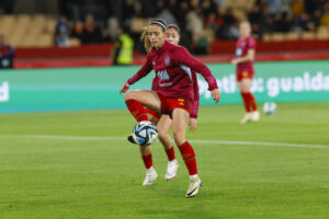 Foto de archivo de la jugadora de la selección española, Aitana Bonmatí, durante el calentamiento previo al encuentro correspondiente a la semifinal de la Liga de Naciones que disputan hoy viernes frente a Paises Bajos en el estadio La Cartuja, en Sevilla. EFE / Julio Muñoz.